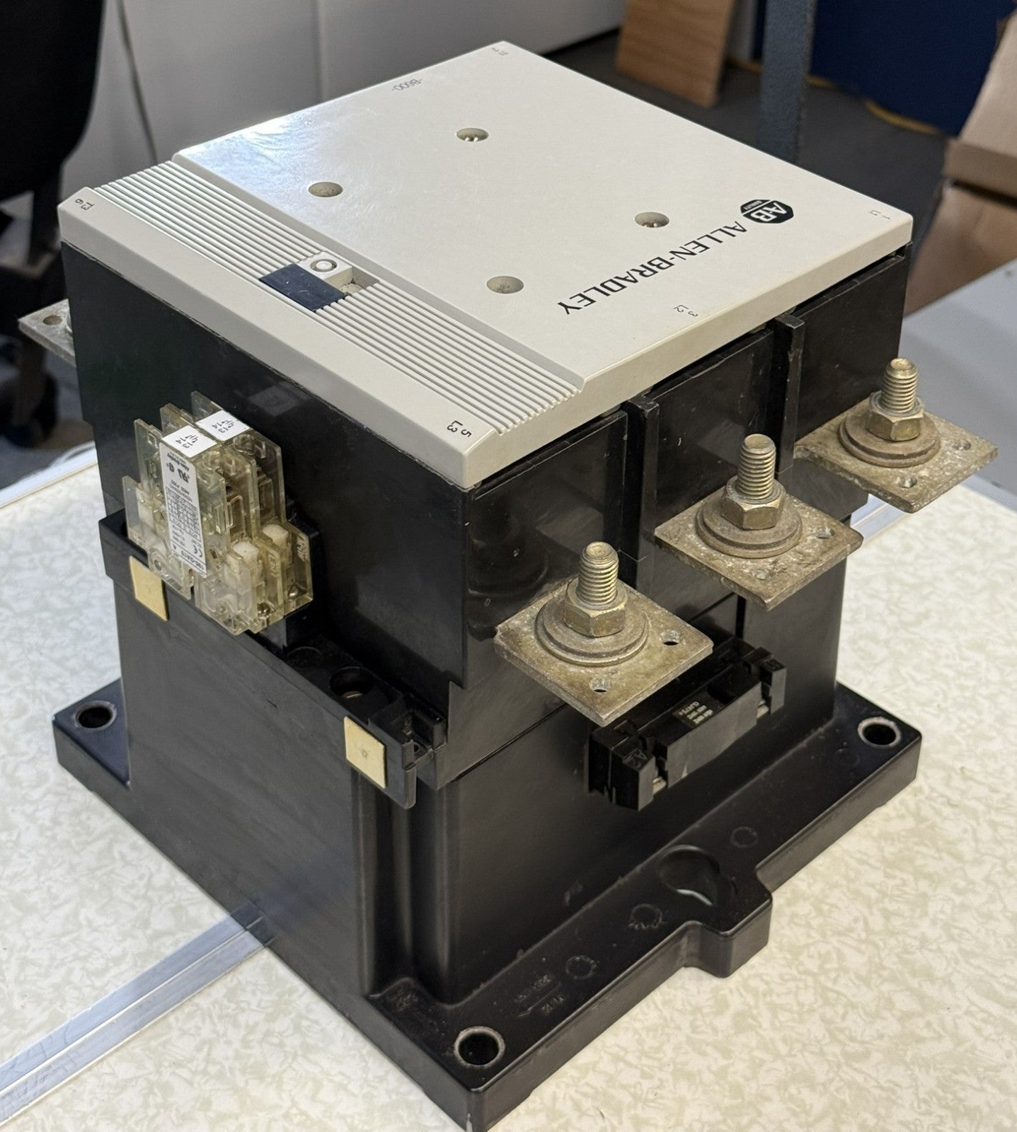 Allen-Bradley 100-B600NB3 IEC Contactor 608A 3-Pole 480V Coil1