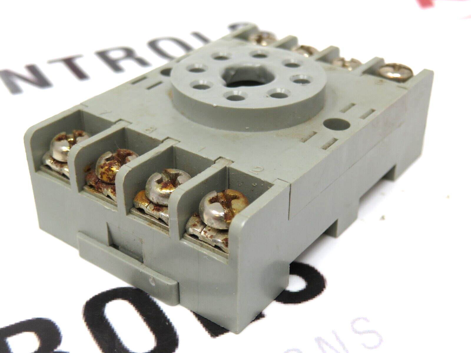 IDEC SR2P-06 Socket OCTAL 10A 300V DIN Mount/Screw Terminal