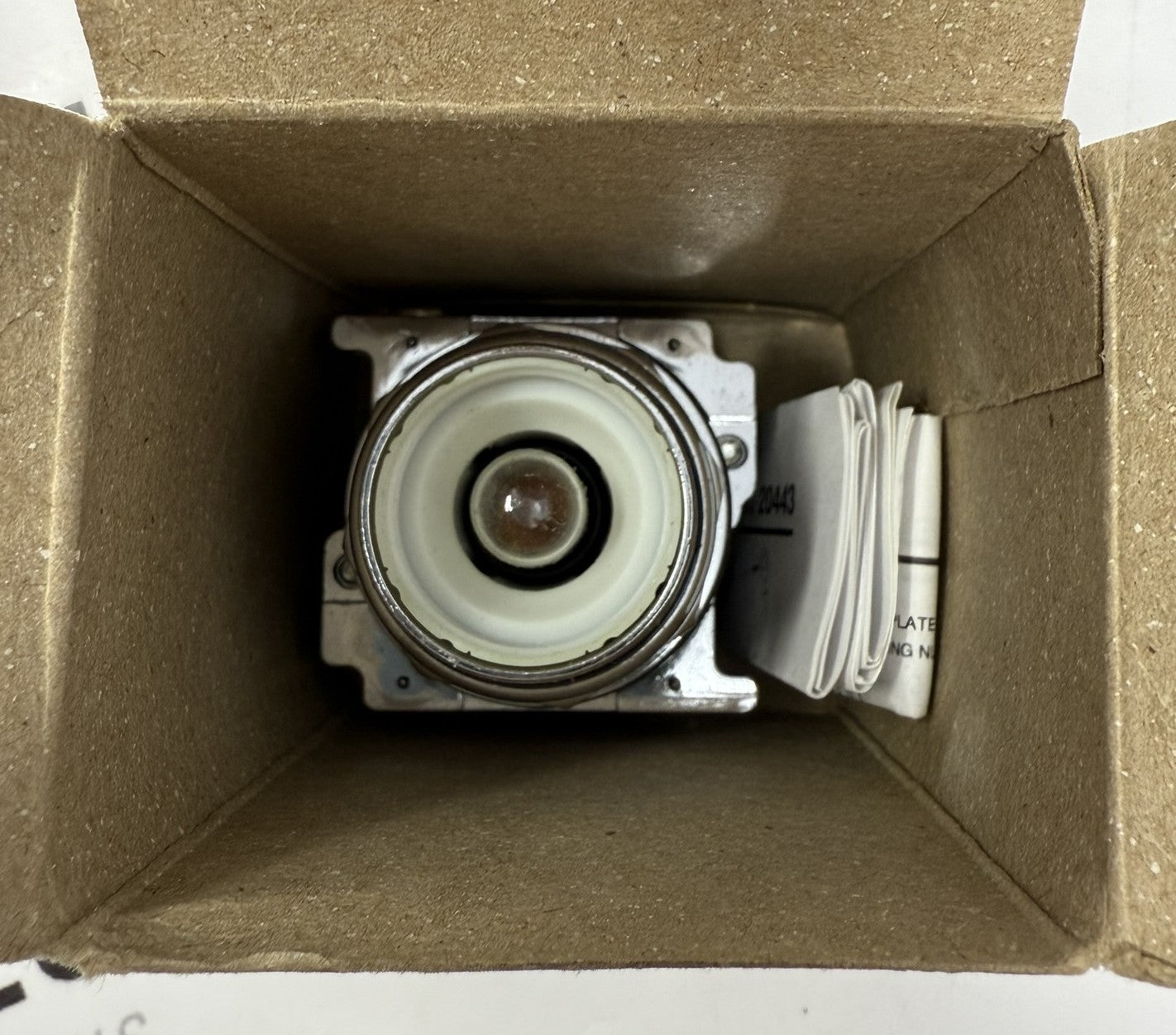 Cutler-Hammer 10250T411 Illuminated Pushbutton 120VAC 30.5mm1