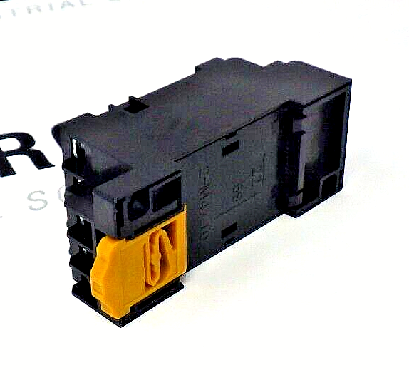 Omron PYFZ-14-E 14-Pin Relay Socket, DIN Rail/Screw Mount, Screw Terminals