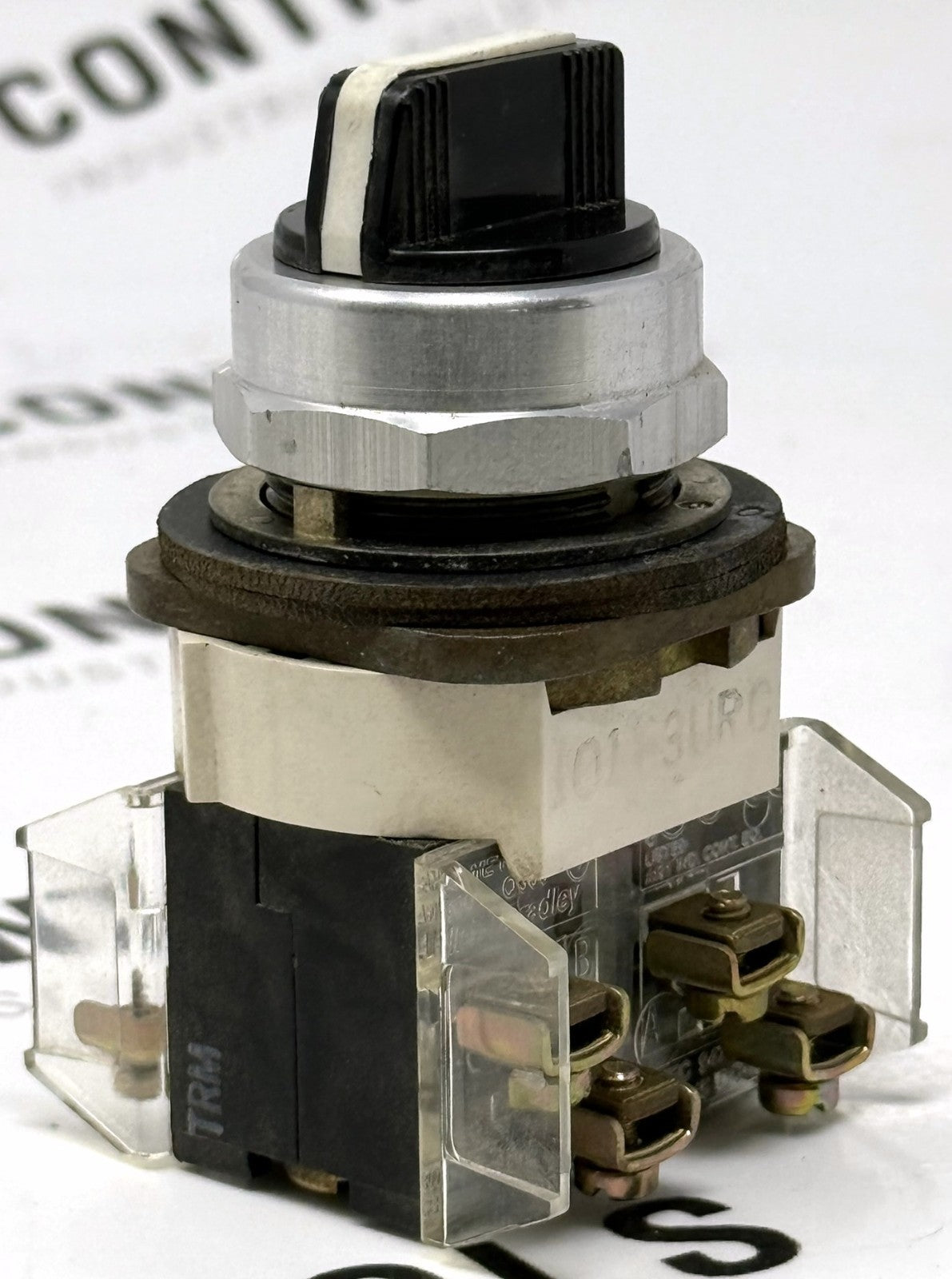 Allen-Bradley 800T-J2 30mm 3-Position Maintained Selector Switch2