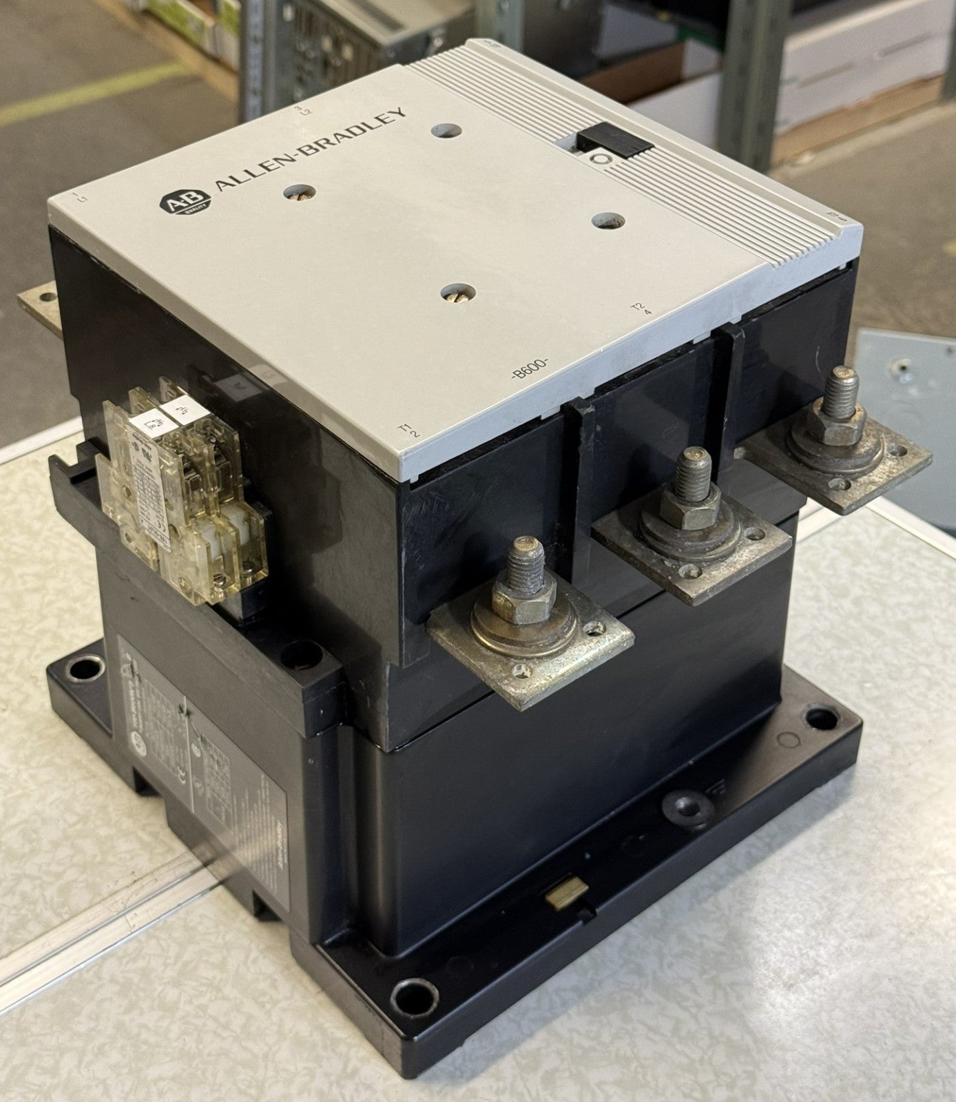 Allen-Bradley 100-B600NB3 IEC Contactor 608A 3-Pole 480V Coil0